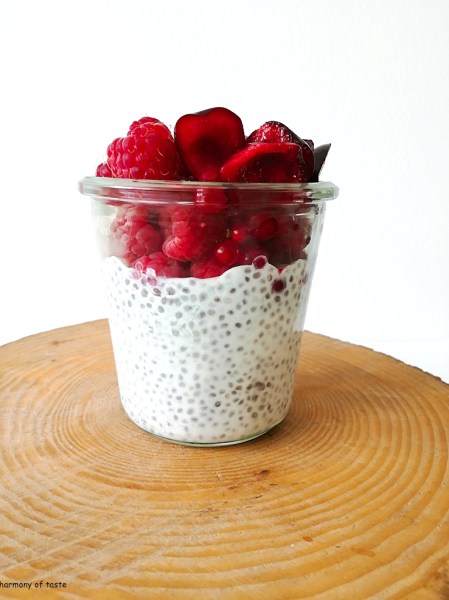 chia z czeresniami i malinami1