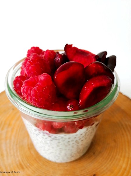 chia z czeresniami i malinami2